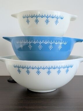 Vintage Pyrex Blue & White Mixing Bowls - Snowflake Garland Pattern